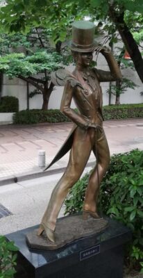 「燕尾服の紳士」宝塚歌劇団の宝塚大劇場前「花乃みち」に立つ銅像